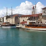 In Ka Tel Gomilica Near The Sea Kaštela
