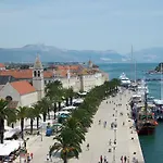 In Ka Tel Gomilica Near The Sea Kaštela