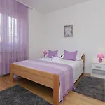 In Ka Tel Gomilica Near The Sea Apartman